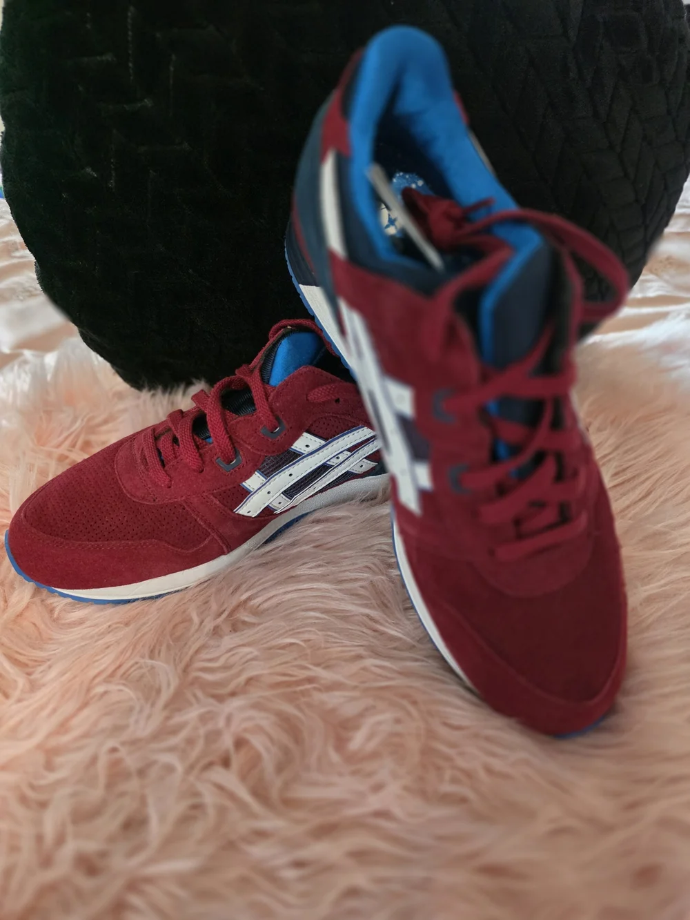 Men's Red Athletic Sneakers with Blue Lining - ASICS Style